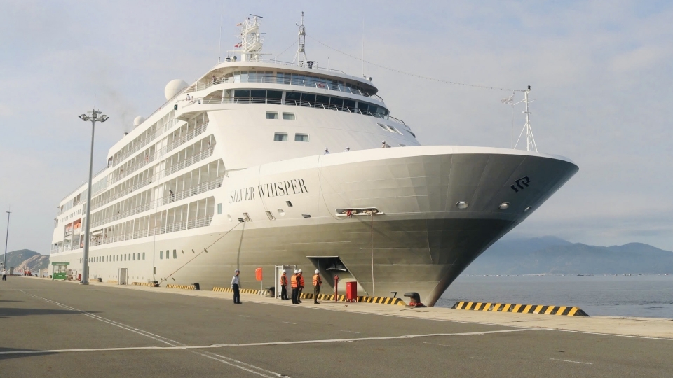 Cruise ship Silver Whisper brings 350 foreign tourists to Khanh Hoa